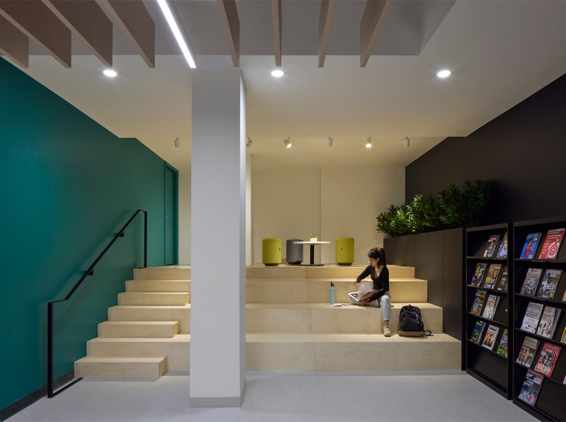 Press kit | 1440-01 - Press release | Renovation of the Saint-Jean-sur-Richelieu College library - Archi- - Institutional Architecture - Magazine reading zone - Photo credit: James Brittain