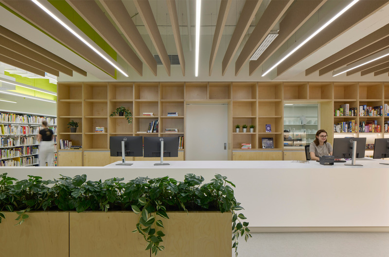 Press kit | 1440-01 - Press release | Renovation of the Saint-Jean-sur-Richelieu College library - Archi- - Institutional Architecture - Reception desk - Photo credit: James Brittain