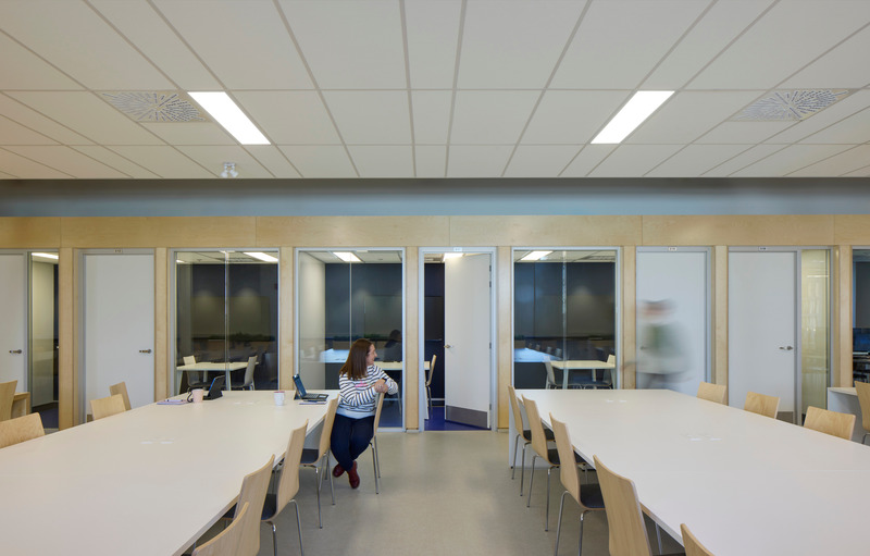 Press kit | 1440-01 - Press release | Renovation of the Saint-Jean-sur-Richelieu College library - Archi- - Institutional Architecture - Group work cubicules - Photo credit: James Brittain