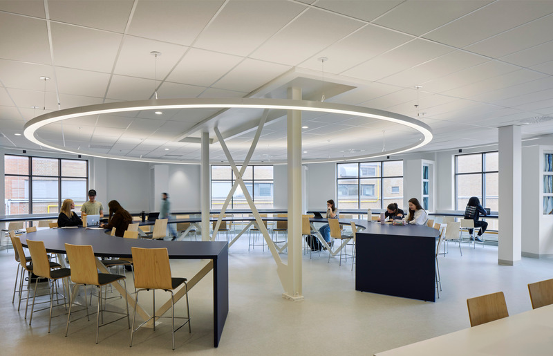 Press kit | 1440-01 - Press release | Renovation of the Saint-Jean-sur-Richelieu College library - Archi- - Institutional Architecture - Round work table in the rotunda - Photo credit: James Brittain