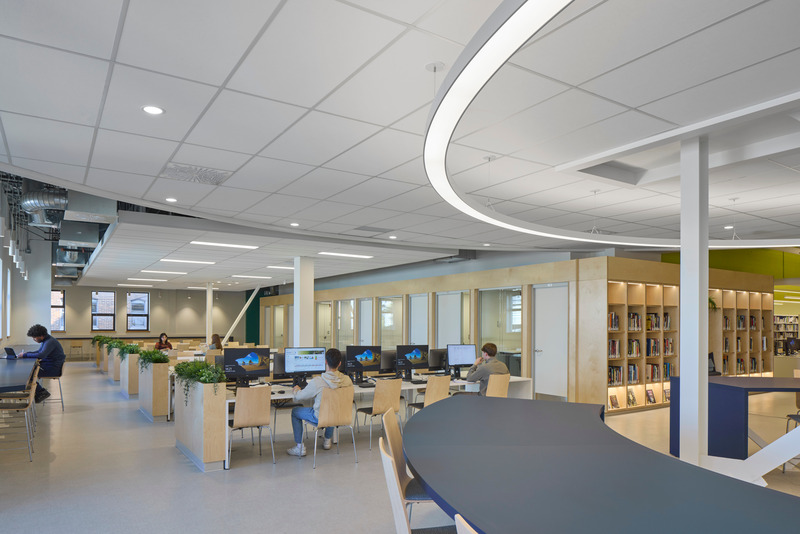 Press kit | 1440-01 - Press release | Renovation of the Saint-Jean-sur-Richelieu College library - Archi- - Institutional Architecture - The workrooms create a wooden structure that defines the space - Photo credit: James Brittain