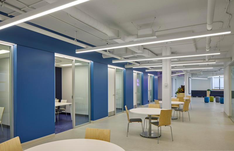 Press kit | 1440-01 - Press release | Renovation of the Saint-Jean-sur-Richelieu College library - Archi- - Institutional Architecture - Workrooms within the blue structure - Photo credit: James Brittain