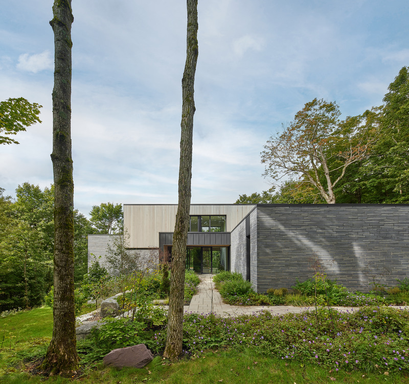 Dossier de presse | 2260-05 - Communiqué de presse | Maison Shefford : un modèle d'architecture et d'aménagement intérieur intégrés avec la nature - MXMA Architecture & Design en collaboration avec Catlin Stothers Design - Architecture résidentielle - Crédit photo : Nanne Springer