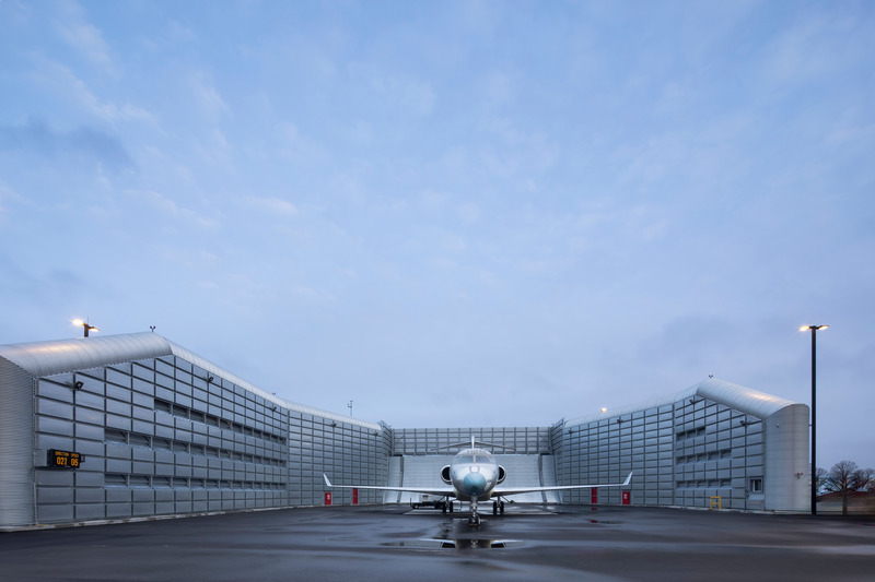 Dossier de presse | 1387-11 - Communiqué de presse | NEUF architect(e)s réalise un nouveau campus aéronautique de hautes technologies sur l’aéroport international Pearson, Toronto - NEUF architect(e)s - Architecture industrielle -  <p class="">Un mur déflecteur anti-souffle conçu sur mesure [modèle #G20NB-6] a été érigé sur une hauteur de 6 mètres pour protéger les zones opérationnelles de l'aéroport des puissantes expulsions d’air lors des essais des réacteurs.</p>  - Crédit photo : Adrien Williams