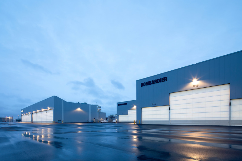 Dossier de presse | 1387-11 - Communiqué de presse | NEUF architect(e)s réalise un nouveau campus aéronautique de hautes technologies sur l’aéroport international Pearson, Toronto - NEUF architect(e)s - Architecture industrielle -  <p class="">Vue extérieure des infrastructures aérospatiales (ASF) et du centre d’essais en vol (FTH).</p>  - Crédit photo : Adrien Williams