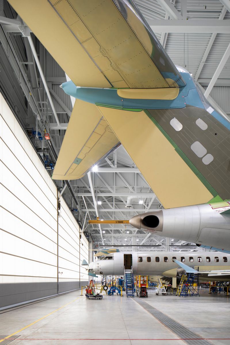 Dossier de presse | 1387-11 - Communiqué de presse | NEUF architect(e)s réalise un nouveau campus aéronautique de hautes technologies sur l’aéroport international Pearson, Toronto - NEUF architect(e)s - Architecture industrielle -  NEUF a intégré les plus grandes portes basculantes de l'industrie au nouveau centre d'essai, permettant l’entrée et la sortie simultanées de plusieurs avions en toute sécurité, avant la réalisation des finitions intérieures et de la mise en peinture au sein de l'usine Bombardier de Montréal, et la livraison finale au client.  - Crédit photo : Adrien Williams