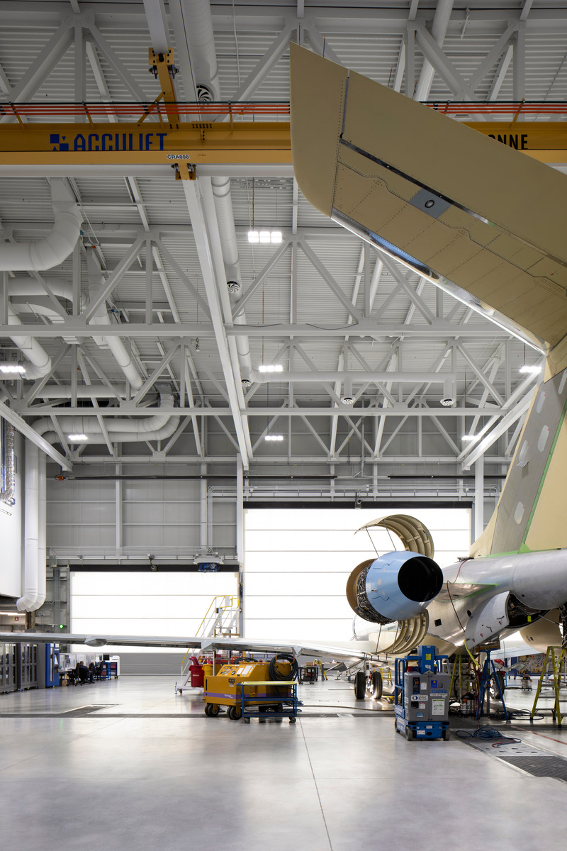 Dossier de presse | 1387-11 - Communiqué de presse | NEUF architect(e)s réalise un nouveau campus aéronautique de hautes technologies sur l’aéroport international Pearson, Toronto - NEUF architect(e)s - Architecture industrielle -  <p class="">Essais et finitions des engins Jet Global 7500.</p>  - Crédit photo : Adrien Williams