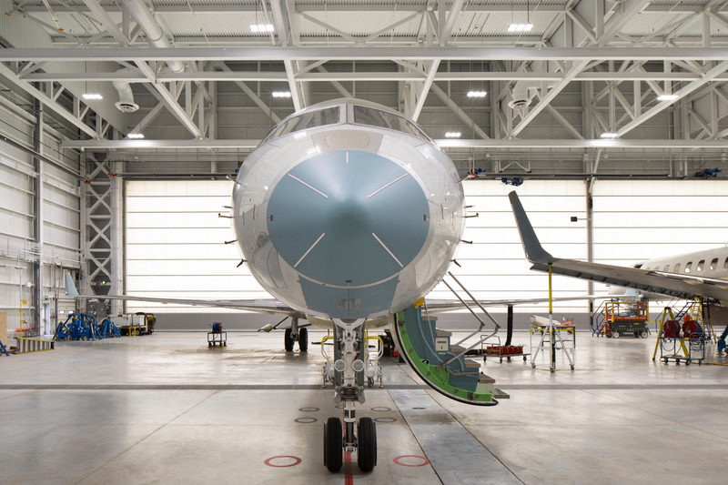 Dossier de presse | 1387-11 - Communiqué de presse | NEUF architect(e)s réalise un nouveau campus aéronautique de hautes technologies sur l’aéroport international Pearson, Toronto - NEUF architect(e)s - Architecture industrielle - Essais et finitions des engins Jet Global. - Crédit photo : Adrien Williams
