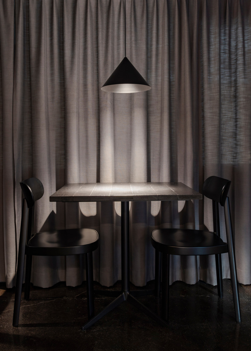 Dossier de presse | 5356-06 - Communiqué de presse | Pizzeria 22k - destilat design studio - Design d’intérieur commercial -  Seating area_Thonet seating<span></span>  - Crédit photo : Jürgen Grünwald