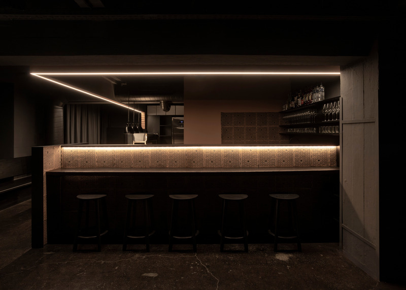 Dossier de presse | 5356-06 - Communiqué de presse | Pizzeria 22k - destilat design studio - Design d’intérieur commercial -  Bar  - Crédit photo : Jürgen Grünwald