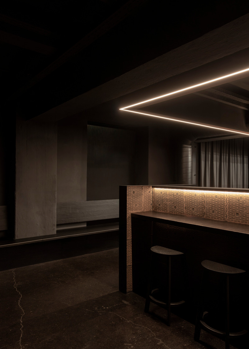Dossier de presse | 5356-06 - Communiqué de presse | Pizzeria 22k - destilat design studio - Design d’intérieur commercial -  Bar area  - Crédit photo : Jürgen Grünwald