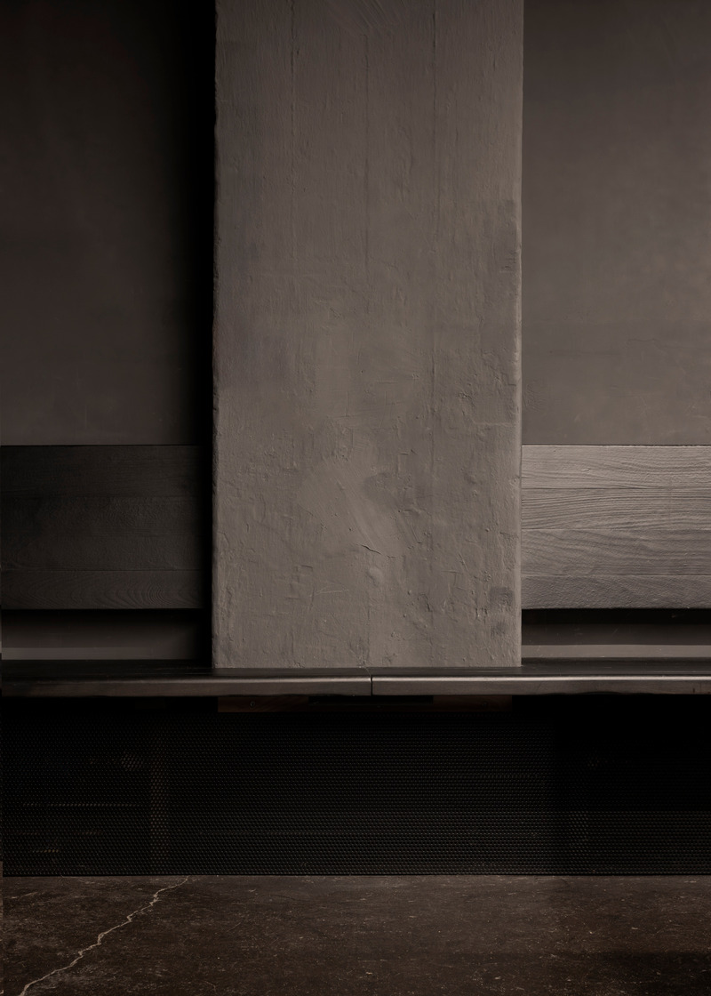 Dossier de presse | 5356-06 - Communiqué de presse | Pizzeria 22k - destilat design studio - Design d’intérieur commercial -  Detail_wooden elements charred in the tradition of the Japanese Shou Sugi Ban technique <span></span>  - Crédit photo : Jürgen Grünwald