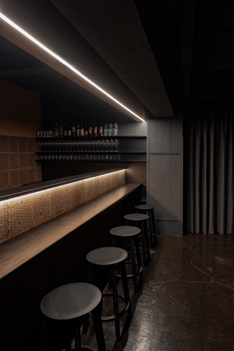 Dossier de presse | 5356-06 - Communiqué de presse | Pizzeria 22k - destilat design studio - Design d’intérieur commercial -  Bar area  - Crédit photo : Jürgen Grünwald