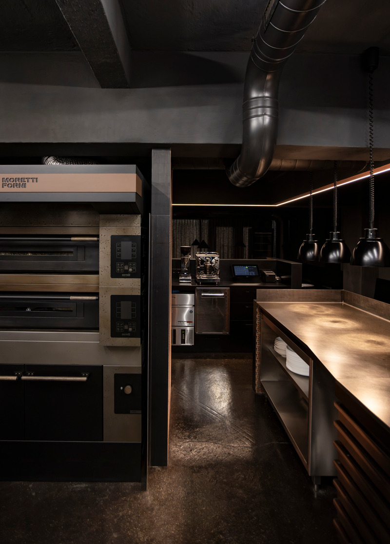 Dossier de presse | 5356-06 - Communiqué de presse | Pizzeria 22k - destilat design studio - Design d’intérieur commercial -  Kitchen area  - Crédit photo : Jürgen Grünwald