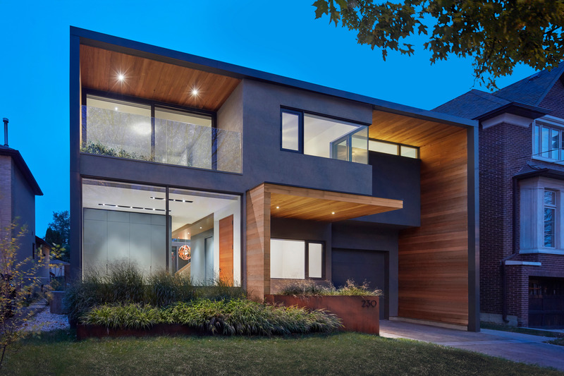 Dossier de presse | 1513-13 - Communiqué de presse | Shift House - Dubbeldam Architecture + Design - Architecture résidentielle - The house’s stepped façade, defined by projecting and retracting volumes, is highlighted by contrasting cladding to emphasize the volumetric gestures. Western red cedar fills the void left by retracted volumes, providing a striking foil to the charcoal gray exterior.  <br> - Crédit photo : Shai Gil