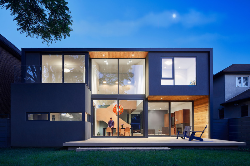 Dossier de presse | 1513-13 - Communiqué de presse | Shift House - Dubbeldam Architecture + Design - Architecture résidentielle - A wide deck across the back of the house effectively doubles the living/dining area, becoming a generous outdoor room in temperate months. The rear facade’s protruding and extending volumes for covered zones and roof decks, delineating outdoor areas with differing character.  <br> - Crédit photo : Riley Snelling
