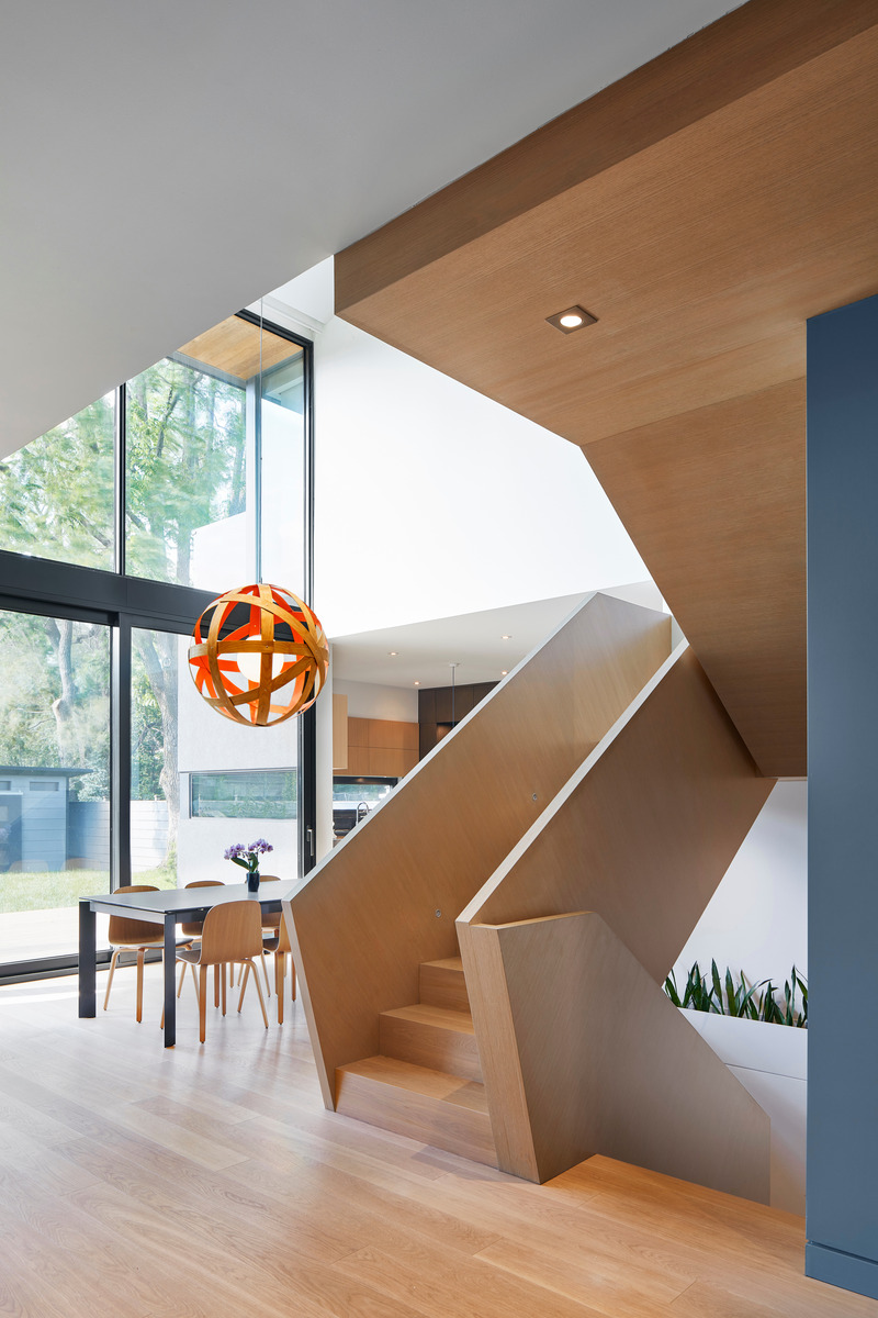 Dossier de presse | 1513-13 - Communiqué de presse | Shift House - Dubbeldam Architecture + Design - Architecture résidentielle - A sculptural staircase defined by a solid balustrade of white oak and Baltic birch is featured in the centre of the house. - Crédit photo : Riley Snelling