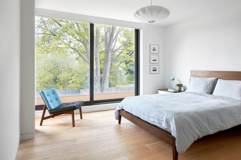 Dossier de presse | 1513-13 - Communiqué de presse | Shift House - Dubbeldam Architecture + Design - Architecture résidentielle - The principal bedroom leads out onto a small roof deck, connecting the owners to the outside at all levels. To maximize the view and light transmission, the deck is enclosed by a glass balustrade. - Crédit photo : Shai Gil