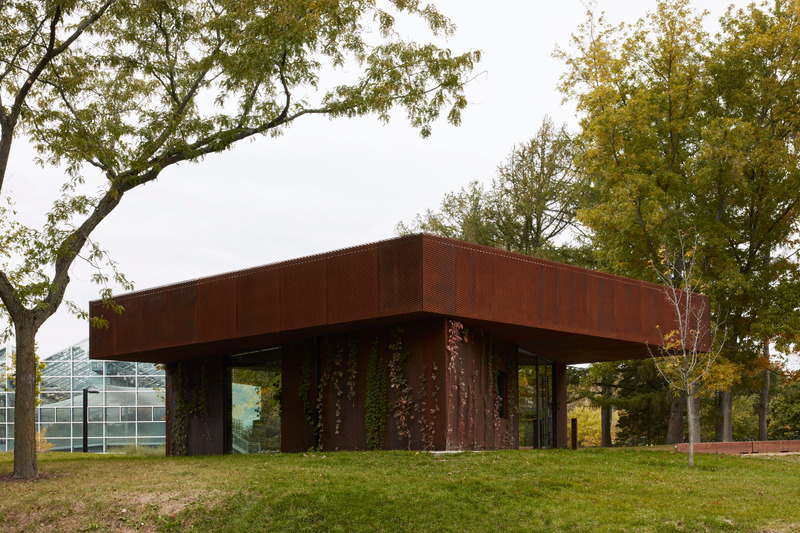 Dossier de presse | 1914-03 - Communiqué de presse | Pavillon d'accueil du Jardin botanique de Montréal - Pelletier de Fontenay - Architecture institutionnelle - Pavillon d'accueil du Jardin botanique - Crédit photo : James Brittain