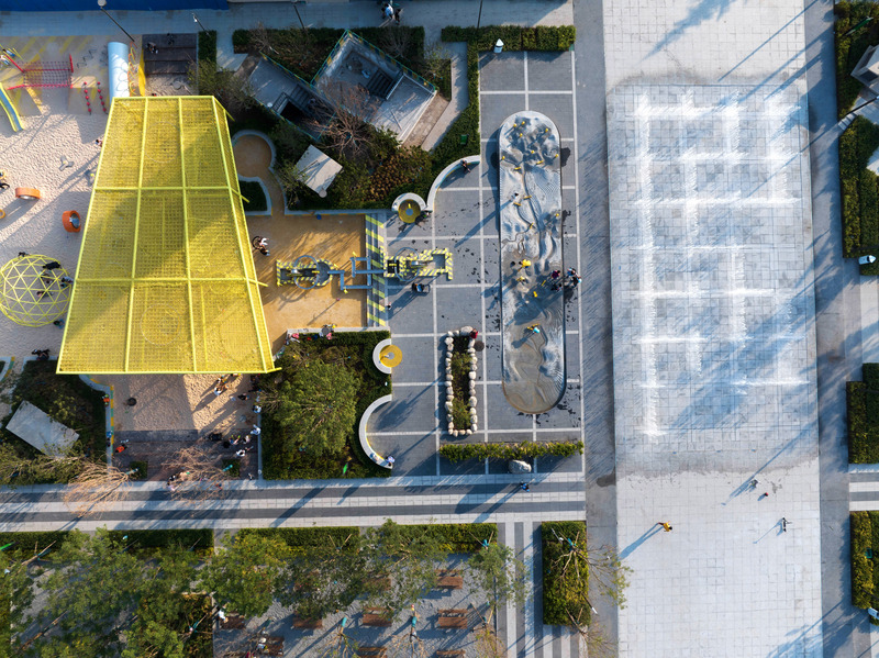 Dossier de presse | 5086-02 - Communiqué de presse | Esthétique sportive pour le paysage urbain - Ballistic Architecture Machine (BAM) - Architecture de paysage - Vue aérienne du parc sportif Tianjin 4A, de l'aire de jeux, de la pièce d'eau Water Mountain et du Labyrinthe Aquatique. - Crédit photo : Wu Qingshan