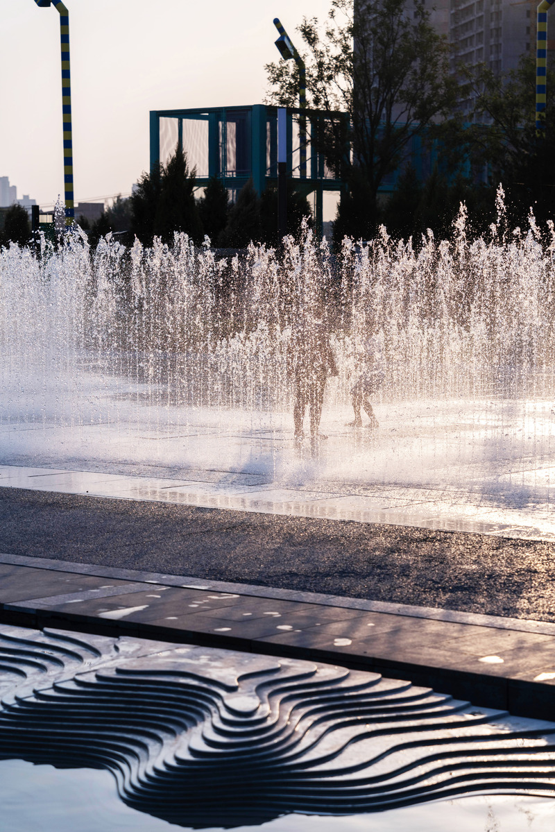 Dossier de presse | 5086-02 - Communiqué de presse | Esthétique sportive pour le paysage urbain - Ballistic Architecture Machine (BAM) - Architecture de paysage - Parc sportif Tianjin 4A, jeu d'eau Water Maze, détail du jeu d'eau Water Mountain. - Crédit photo : Wu Qingshan