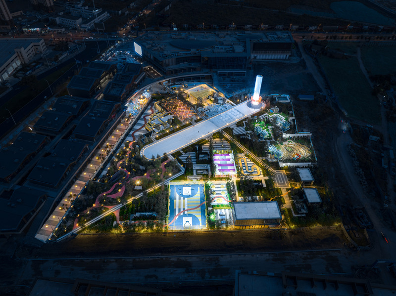 Dossier de presse | 5086-02 - Communiqué de presse | Esthétique sportive pour le paysage urbain - Ballistic Architecture Machine (BAM) - Architecture de paysage - Parc sportif Tianjin 4A, vue aérienne de nuit - Crédit photo : Wu Qingshan