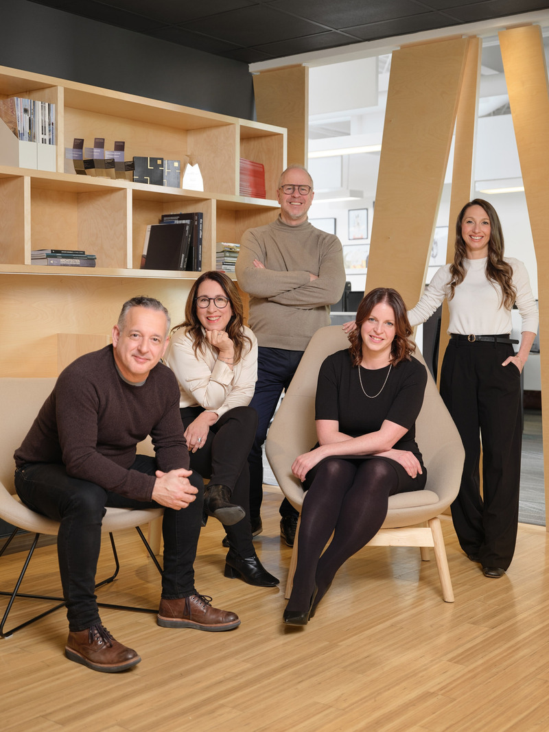 Dossier de presse | 1195-04 - Communiqué de presse | VAD renforce son équipe de direction avec la nomination de deux nouvelles associées - VAD Designers d'espaces - Design d’intérieur commercial - <p><b>Équipe de direction de VAD.</b></p><p>François Larente, Martine Drolet, Patricia Loyer, Marc Archambault, Andréa Veilleux</p> - Crédit photo :  Phil Bernard 