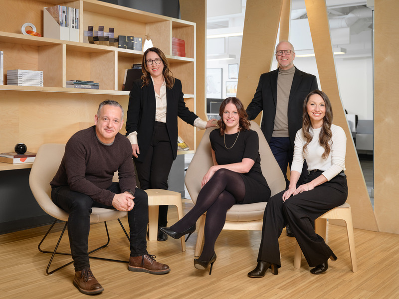 Dossier de presse | 1195-04 - Communiqué de presse | VAD renforce son équipe de direction avec la nomination de deux nouvelles associées - VAD Designers d'espaces - Design d’intérieur commercial - <p><b>Équipe de direction de VAD.</b></p><p>François Larente, Martine Drolet, Patricia Loyer, Marc Archambault, Andréa Veilleux</p> - Crédit photo :  Phil Bernard 
