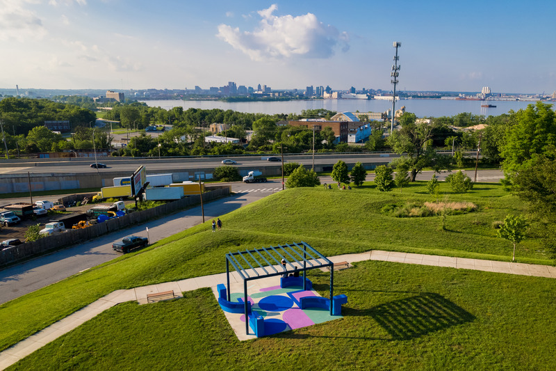 Dossier de presse | 5595-09 - Communiqué de presse | A New Community-Designed Space Evokes Hopeful Conversation in the Brooklyn Neighborhood of South Baltimore - The Urban Conga - Design urbain - The space overlooks the entire city of Baltimore. - Crédit photo : Bonnie Newman