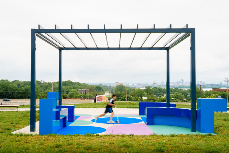 Dossier de presse | 5595-09 - Communiqué de presse | A New Community-Designed Space Evokes Hopeful Conversation in the Brooklyn Neighborhood of South Baltimore - The Urban Conga - Design urbain - The design creates an open central area defined by the seating structure and ground mural to provide an opportunity for communal programming from community meetings, dance classes, birthday parties, movie nights, and more. - Crédit photo : Bonnie Newman