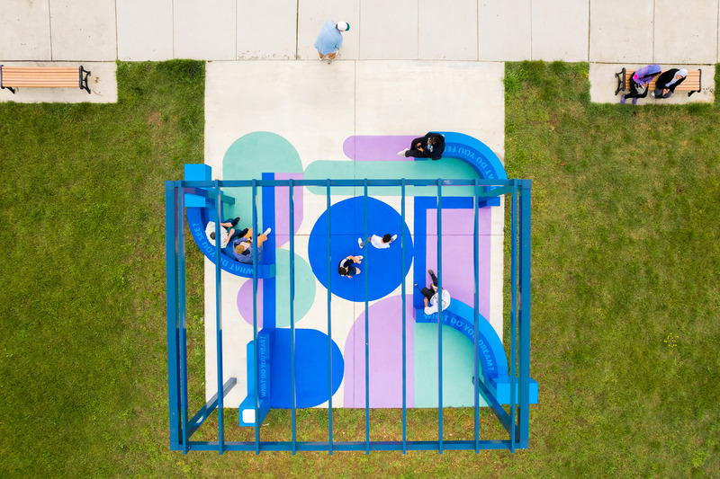 Dossier de presse | 5595-09 - Communiqué de presse | A New Community-Designed Space Evokes Hopeful Conversation in the Brooklyn Neighborhood of South Baltimore - The Urban Conga - Design urbain - The ground mural creates an open-ended game space to spark playful imagination by use of its interweaving geometric shapes. - Crédit photo : Bonnie Newman