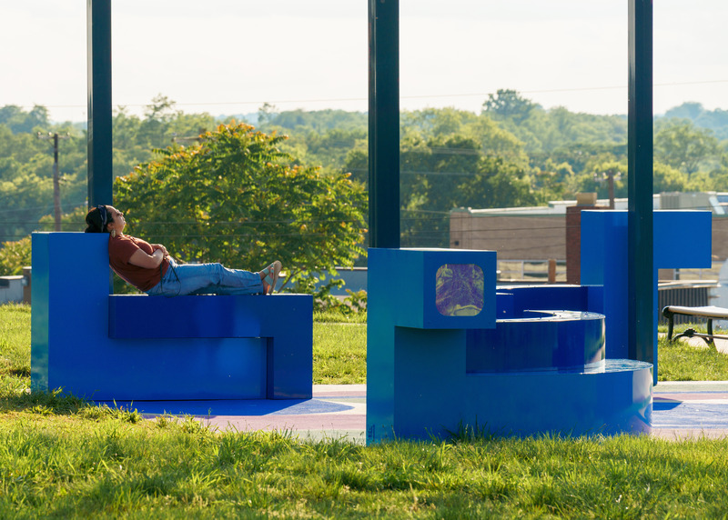 Dossier de presse | 5595-09 - Communiqué de presse | A New Community-Designed Space Evokes Hopeful Conversation in the Brooklyn Neighborhood of South Baltimore - The Urban Conga - Design urbain - The open-ended design of the work allows for community members to make the space their own. - Crédit photo : Bonnie Newman