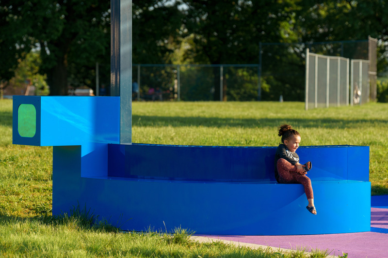 Dossier de presse | 5595-09 - Communiqué de presse | A New Community-Designed Space Evokes Hopeful Conversation in the Brooklyn Neighborhood of South Baltimore - The Urban Conga - Design urbain - The colors and curved forms of the work were created to evoke a calming feeling within the space.. - Crédit photo : Bonnie Newman