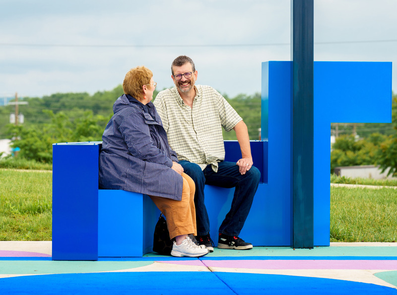 Dossier de presse | 5595-09 - Communiqué de presse | A New Community-Designed Space Evokes Hopeful Conversation in the Brooklyn Neighborhood of South Baltimore - The Urban Conga - Design urbain - A local couple takes in the views of the city. - Crédit photo : Bonnie Newman