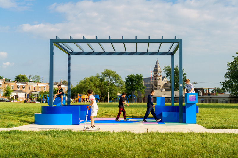 Dossier de presse | 5595-09 - Communiqué de presse | A New Community-Designed Space Evokes Hopeful Conversation in the Brooklyn Neighborhood of South Baltimore - The Urban Conga - Design urbain - A group of local kids take over the space as soon as it was installed.  - Crédit photo : Bonnie Newman
