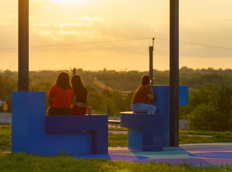 Dossier de presse | 5595-09 - Communiqué de presse | A New Community-Designed Space Evokes Hopeful Conversation in the Brooklyn Neighborhood of South Baltimore - The Urban Conga - Design urbain - Local residents gazing out over the city as the sun sets.  - Crédit photo : Bonnie Newman