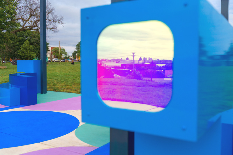 Dossier de presse | 5595-09 - Communiqué de presse | A New Community-Designed Space Evokes Hopeful Conversation in the Brooklyn Neighborhood of South Baltimore - The Urban Conga - Design urbain - Reflection of downtown Baltimore.  - Crédit photo : Bonnie Newman