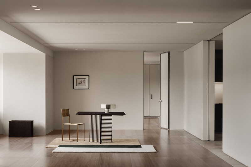 Dossier de presse | 7545-01 - Communiqué de presse | Appartement Port-Royal - Mitchell Sweibel Studio - Design d’intérieur résidentiel -  <p class="">Pièce principale avec chaise Alias, lampe de table Studio Anne Holtrop pour Maniera, tapis Elissa Ossino pour Amini</p>  - Crédit photo : Alex Lesage