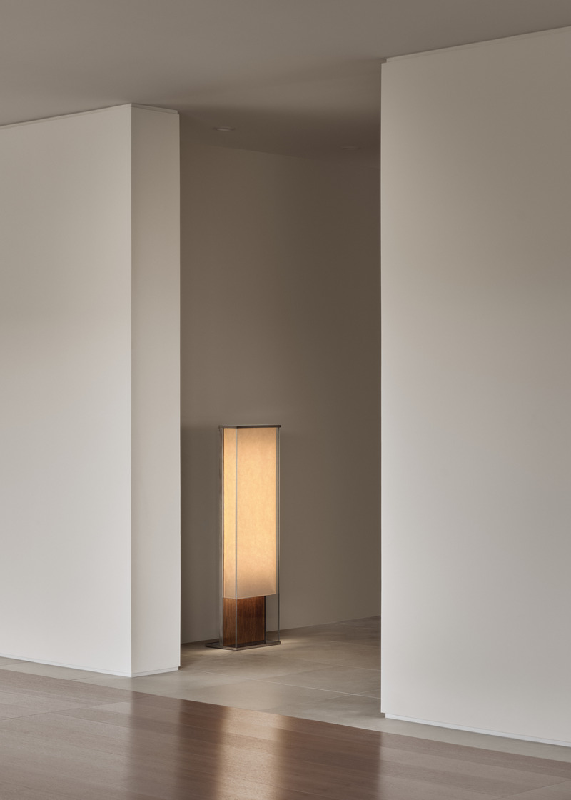 Dossier de presse | 7545-01 - Communiqué de presse | Appartement Port-Royal - Mitchell Sweibel Studio - Design d’intérieur résidentiel -  <p class="">Mur axial de la pièce principale avec lampe sur pied de Studio Haos</p>  - Crédit photo : Alex Lesage