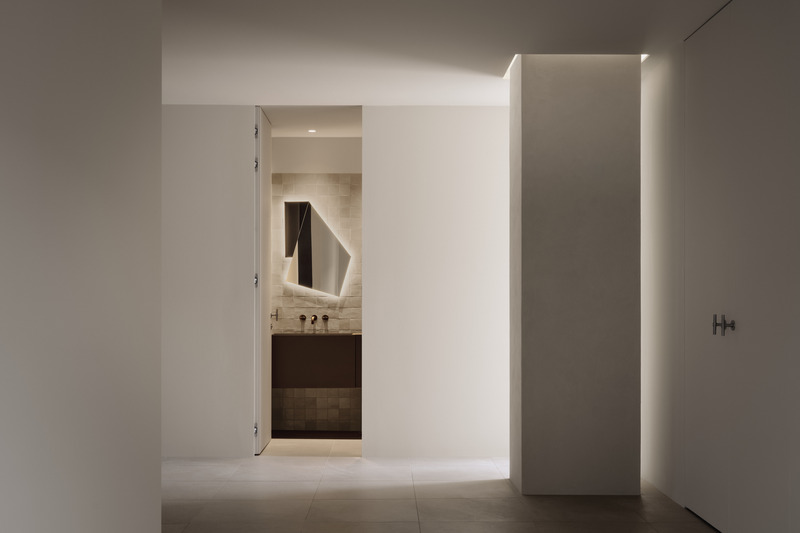 Dossier de presse | 7545-01 - Communiqué de presse | Appartement Port-Royal - Mitchell Sweibel Studio - Design d’intérieur résidentiel -  <p class="">Entrée principale avec miroir de salle d'eau d'Antonio Lupi</p>  - Crédit photo : Alex Lesage
