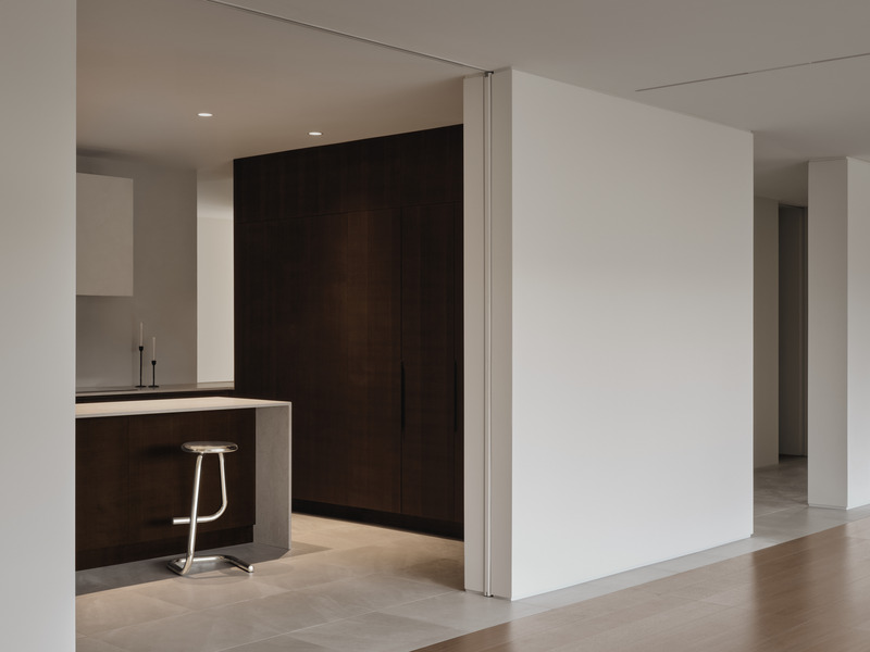 Dossier de presse | 7545-01 - Communiqué de presse | Appartement Port-Royal - Mitchell Sweibel Studio - Design d’intérieur résidentiel -  Mur axial de la pièce principale avec cuisine Reform<span></span><span></span> - Crédit photo : Alex Lesage