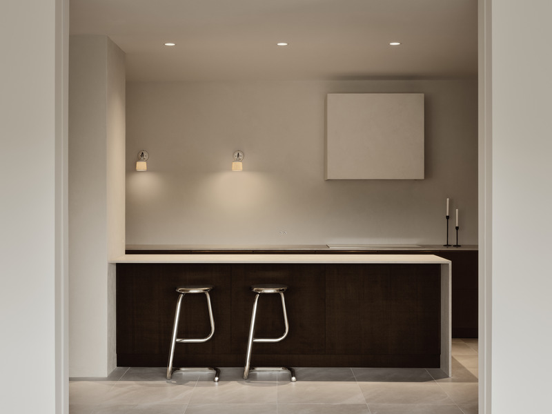 Dossier de presse | 7545-01 - Communiqué de presse | Appartement Port-Royal - Mitchell Sweibel Studio - Design d’intérieur résidentiel -  <p class="">Cuisine équipée d'armoires Reform et d'appliques VIPP</p>  - Crédit photo : Alex Lesage