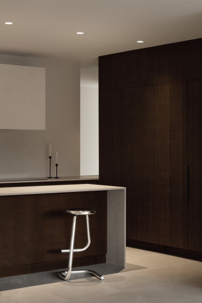 Dossier de presse | 7545-01 - Communiqué de presse | Appartement Port-Royal - Mitchell Sweibel Studio - Design d’intérieur résidentiel -  <p class="">Cuisine équipée d'armoires Reform, passe-plat dans le coin pour les emplettes</p>  - Crédit photo : Alex Lesage