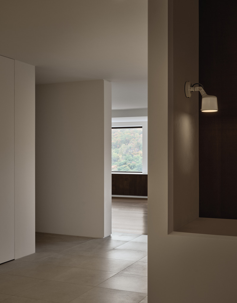 Dossier de presse | 7545-01 - Communiqué de presse | Appartement Port-Royal - Mitchell Sweibel Studio - Design d’intérieur résidentiel -  <p class="">Entrée principale avec applique murale de VIPP, passe-plat ouvrant sur la cuisine</p>  - Crédit photo : Alex Lesage