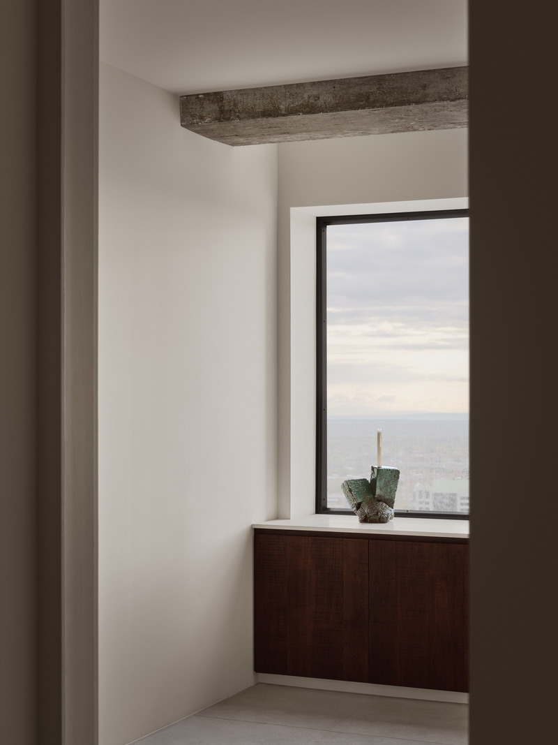 Dossier de presse | 7545-01 - Communiqué de presse | Appartement Port-Royal - Mitchell Sweibel Studio - Design d’intérieur résidentiel -  <p class="">Chambre avec armoires de rangement de Kastella, poutre en béton apparente, bougeoir du studio Disciplina</p>  - Crédit photo : Alex Lesage