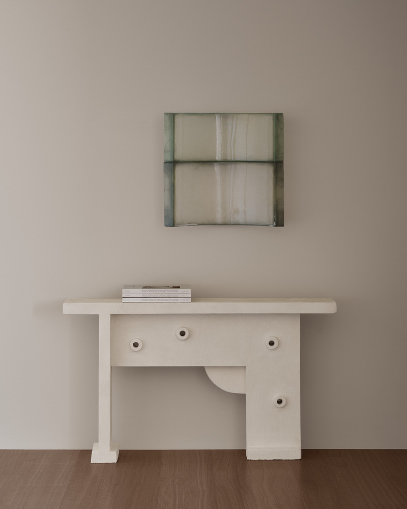 Dossier de presse | 7545-01 - Communiqué de presse | Appartement Port-Royal - Mitchell Sweibel Studio - Design d’intérieur résidentiel -  Pièce principale avec console de Frédéric Texier pour The House, sculpture en fibre de verre moulée de Sean Donovan<span></span>  - Crédit photo : Alex Lesage