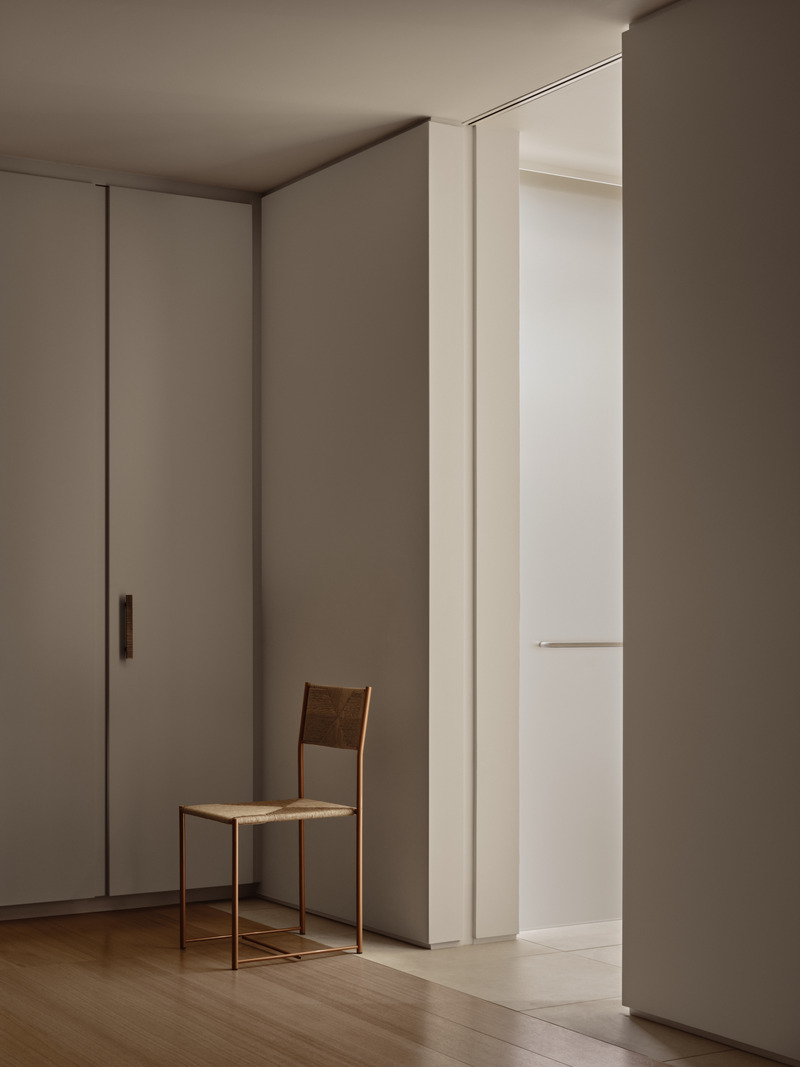 Dossier de presse | 7545-01 - Communiqué de presse | Appartement Port-Royal - Mitchell Sweibel Studio - Design d’intérieur résidentiel -  <p class="">Chambre principale avec chaise Alias et placards sur mesure de Kastella</p>  - Crédit photo : Alex Lesage