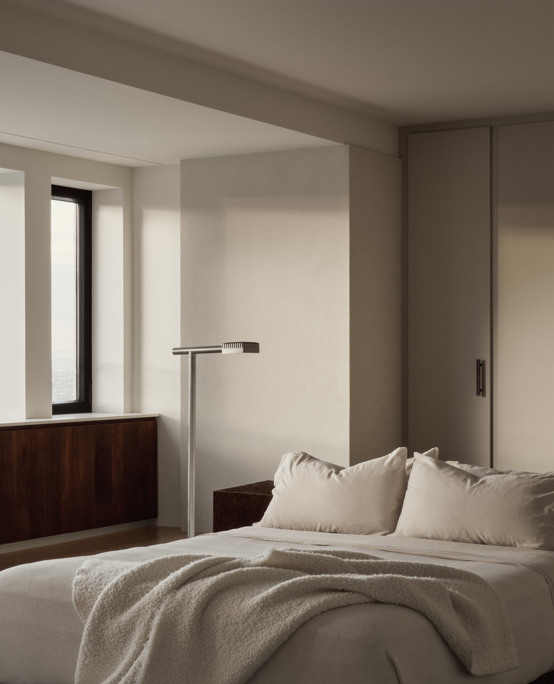 Dossier de presse | 7545-01 - Communiqué de presse | Appartement Port-Royal - Mitchell Sweibel Studio - Design d’intérieur résidentiel -  <p class="">Chambre principale avec lampe sur pied de Lambert &amp; Fils, armoires de rangement de Kastella, murs porteurs avec finition en plâtre à la chaux</p>  - Crédit photo : Alex Lesage