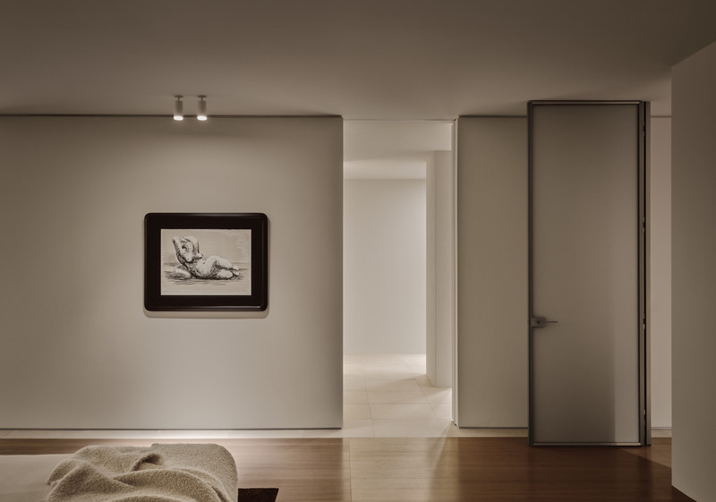 Dossier de presse | 7545-01 - Communiqué de presse | Appartement Port-Royal - Mitchell Sweibel Studio - Design d’intérieur résidentiel -  <p class="">Chambre principale avec porte en verre par ADL</p>  - Crédit photo : Alex Lesage
