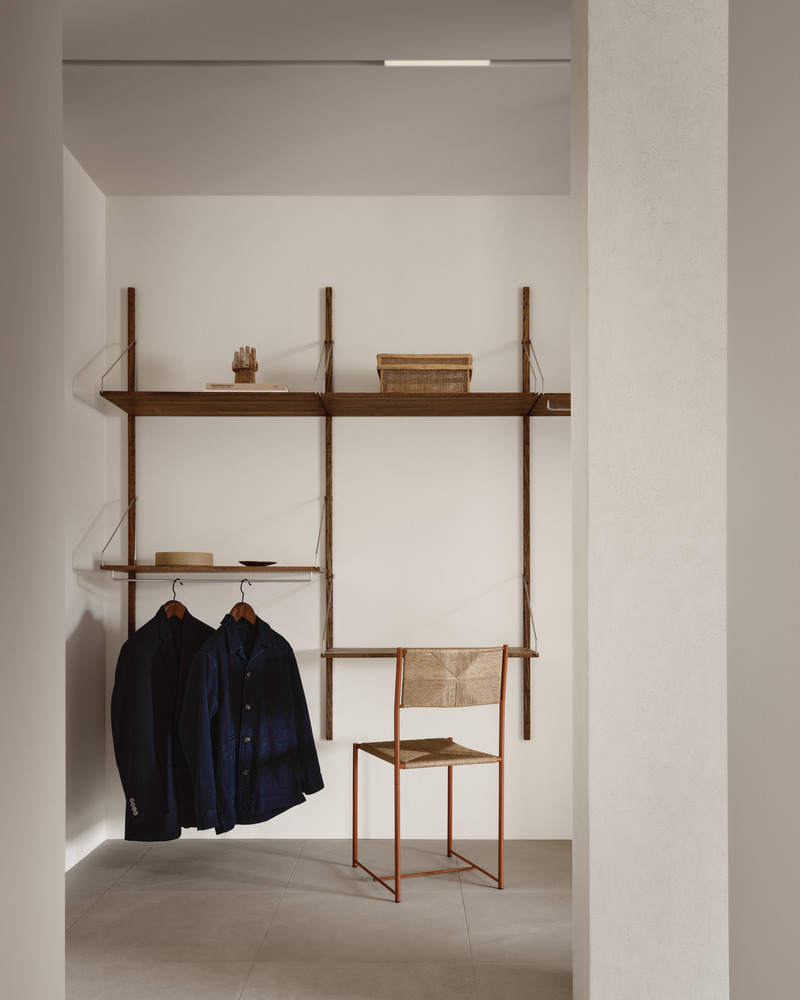 Dossier de presse | 7545-01 - Communiqué de presse | Appartement Port-Royal - Mitchell Sweibel Studio - Design d’intérieur résidentiel -   <p class="">Dressing avec chaise Alias, système d'étagères de Frama, rail d'éclairage magnétique</p>   - Crédit photo : Alex Lesage